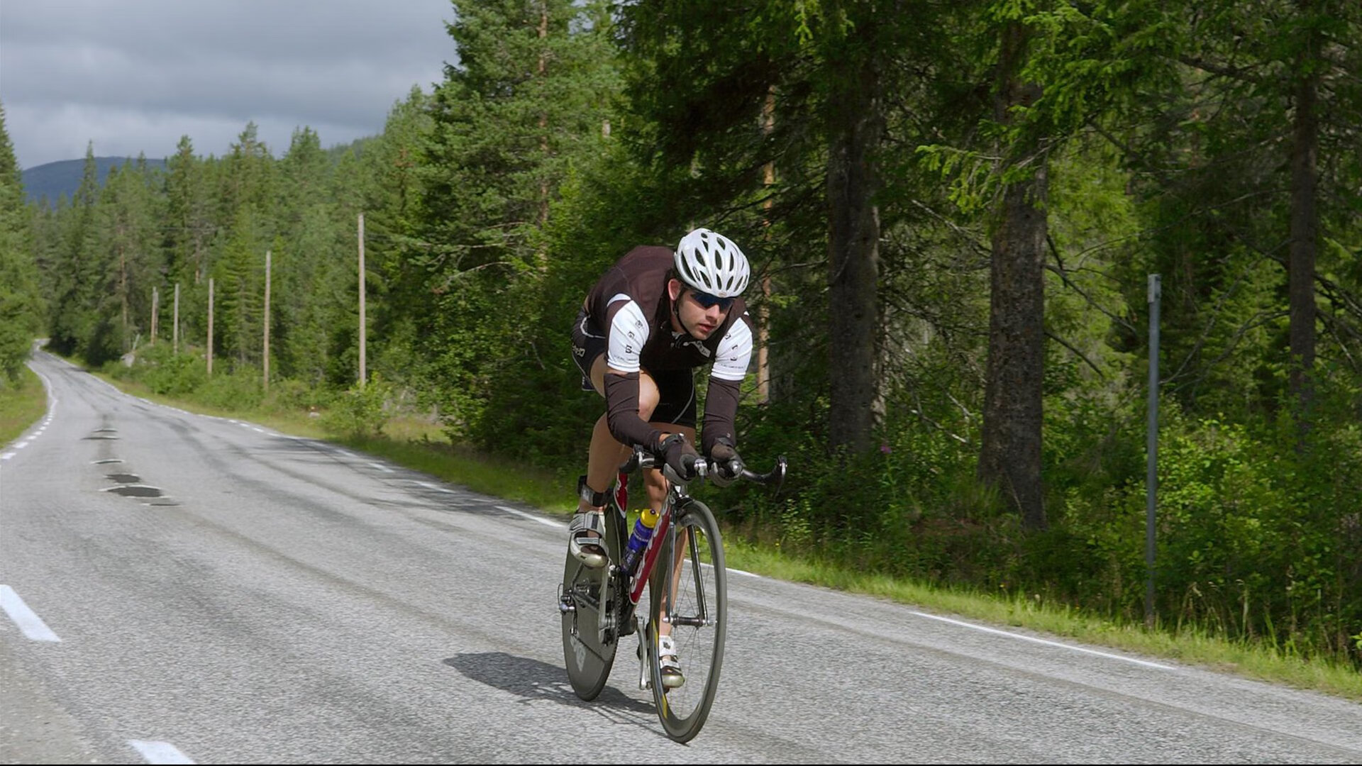 姆巴佩帽子戏法助巴黎圣日耳曼大胜里昂,法甲争冠悬念再起
